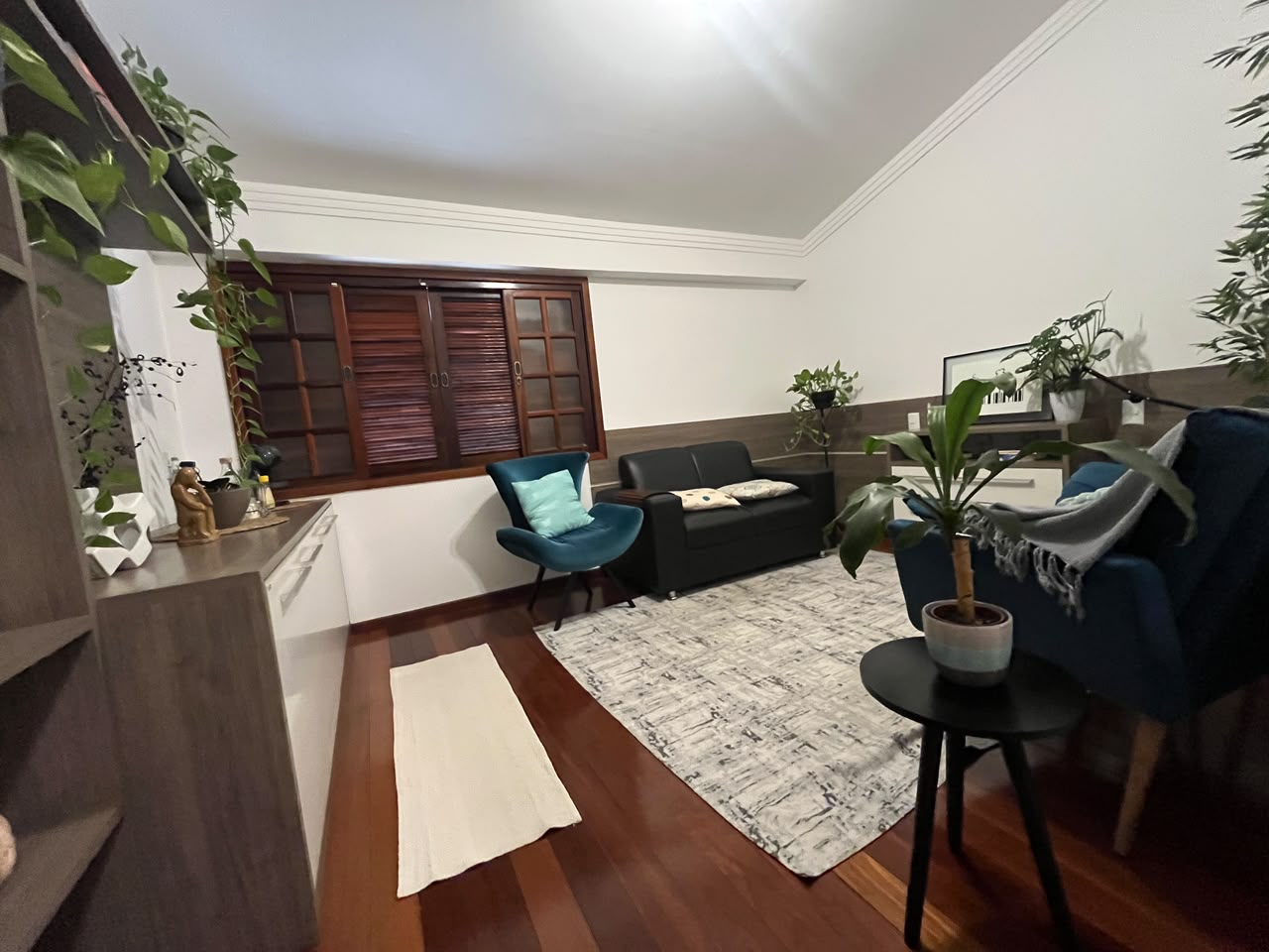 Sala de espera do consultório, ambiente claro e acolhedor
