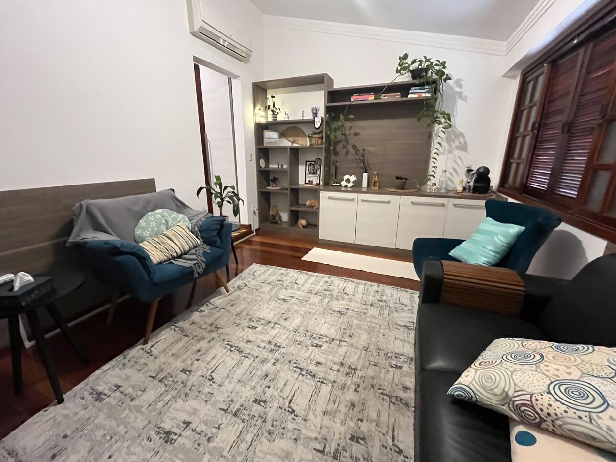 Sala de atendimento do consultório, com poltronas confortáveis